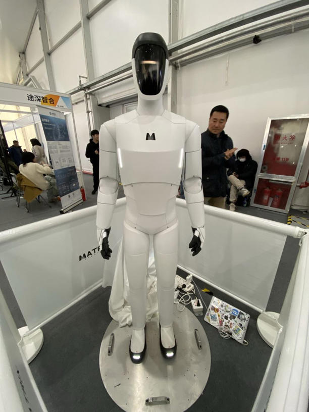 踢球遛狗搬重物……这届GDC大会，人形机器人有多吸睛？(图7)